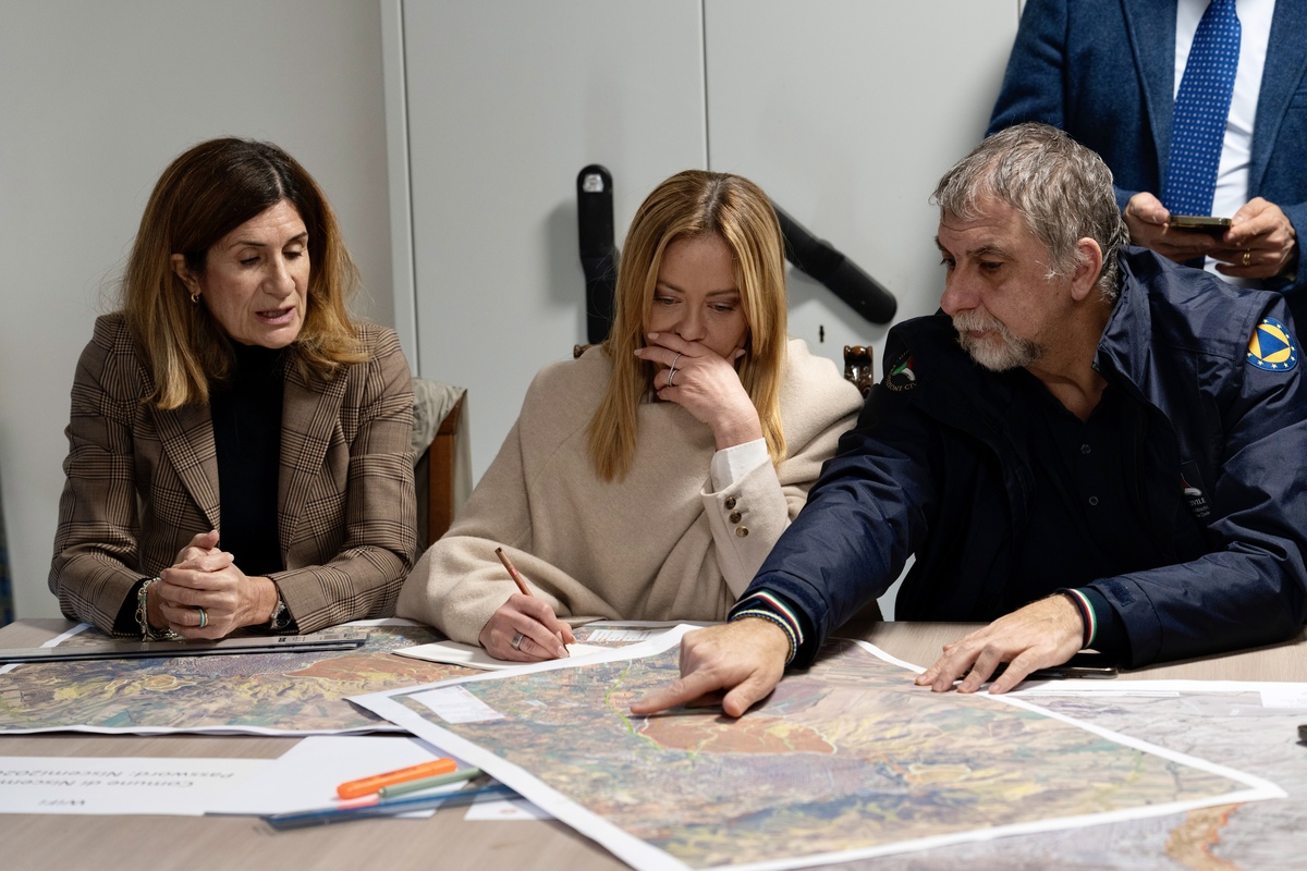 Frana a Niscemi, Meloni dopo il sopralluogo: “Il decreto in Cdm mercoledì. Subito 150 milioni, Ciciliano commissario”