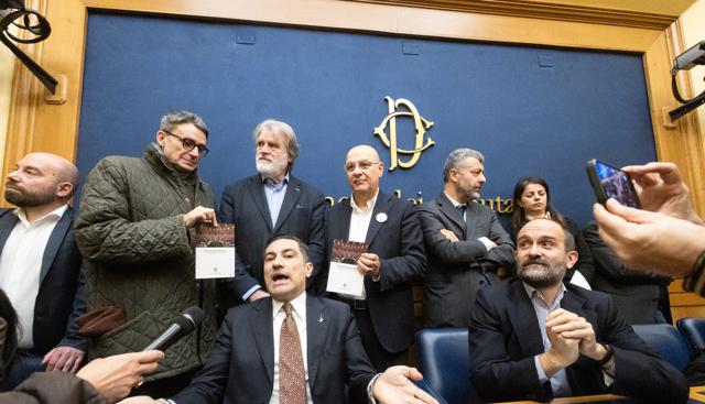 Conferenza Casapound, le opposizioni occupano la sala stampa della Camera. La Lega: "La sinistra non limiti la libertà di parola"