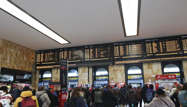 Alta velocità, due sabotaggi sulle linee Roma-Napoli e Roma-Firenze. Salvini: "Odiosi atti criminali contro l'Italia"