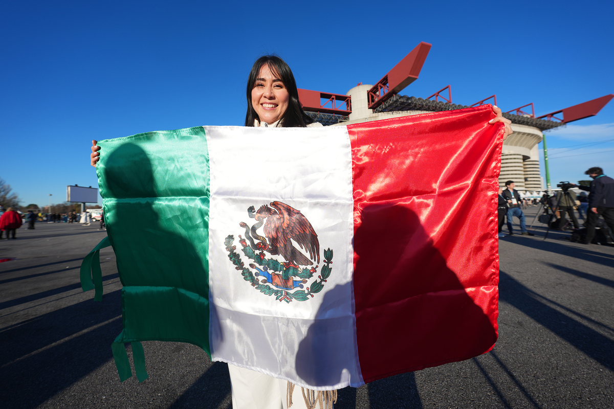Atmosfera a San Siro per la cerimonia di apertura delle Olimpiadi invernali Milano Cortina