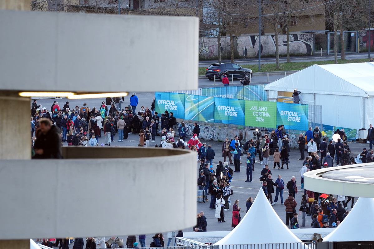 Atmosfera a San Siro per la cerimonia di apertura delle Olimpiadi invernali Milano Cortina