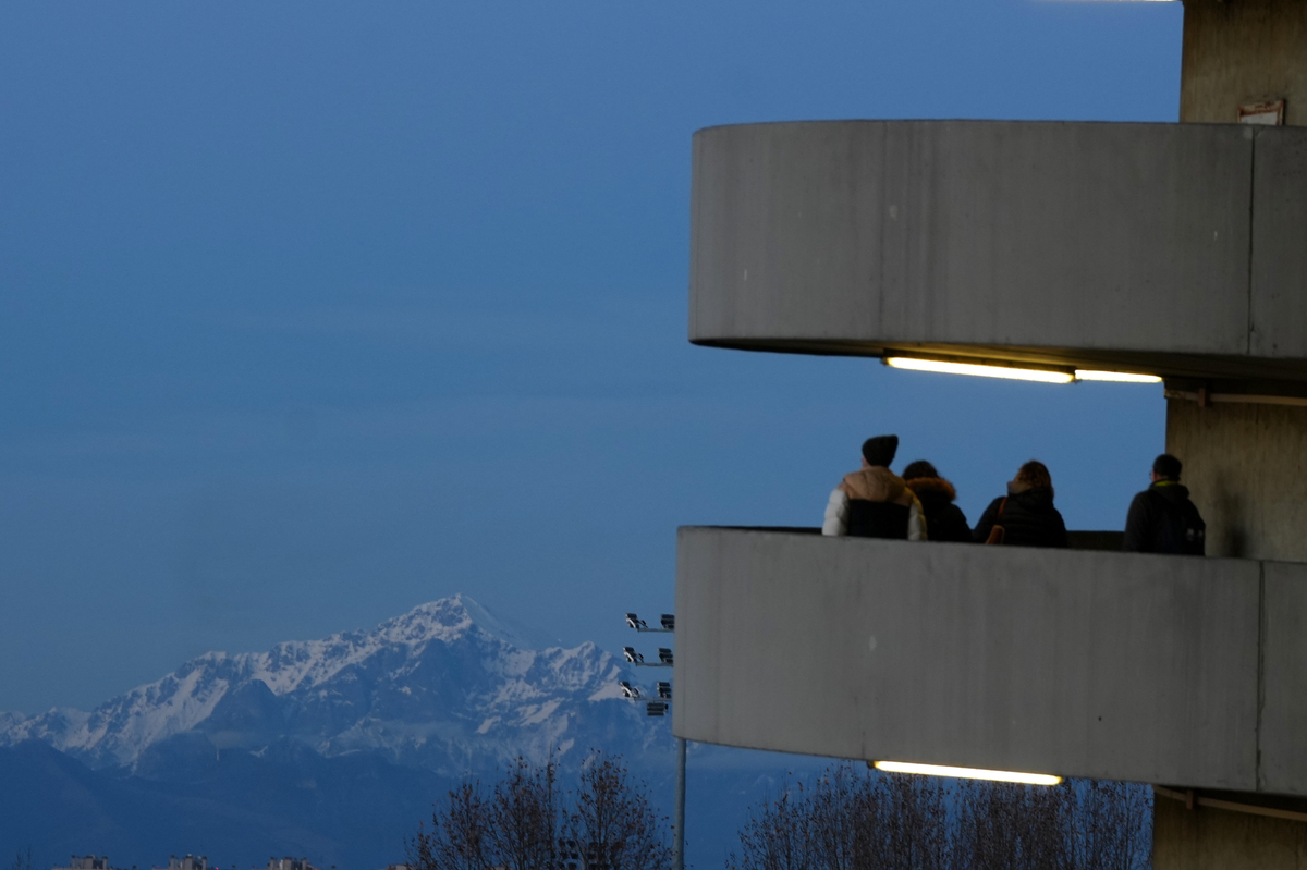 Atmosfera a San Siro per la cerimonia di apertura delle Olimpiadi invernali Milano Cortina