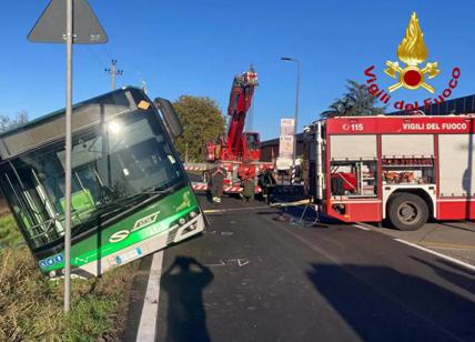 Milano, conducente del bus evita lo scontro frontale con un'auto contromano