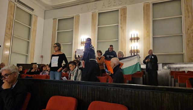 Proteste ProPal in consiglio comunale a Milano (MiaNews) Proteste ProPal in consiglio comunale a Milano (MiaNews)