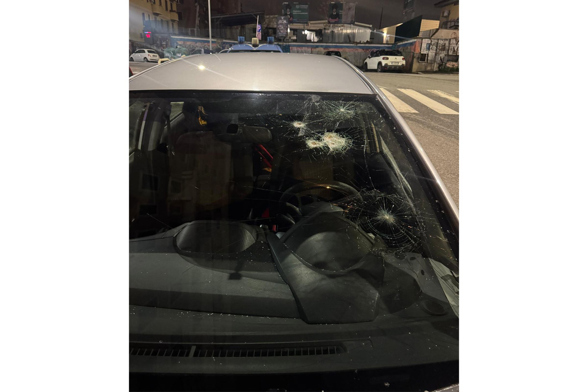 L'automobile di uno dei ragazzi aggrediti ad Acca Laurentia (fonte affaritaliani)