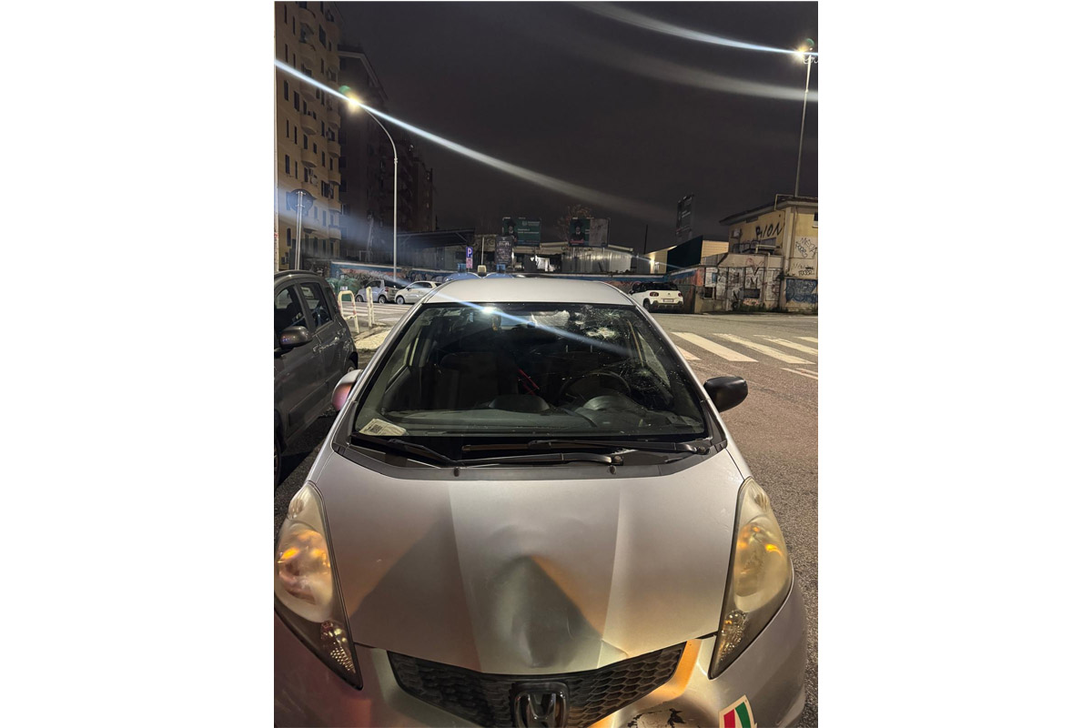 L'automobile di uno dei ragazzi aggrediti ad Acca Laurentia (fonte affaritaliani)