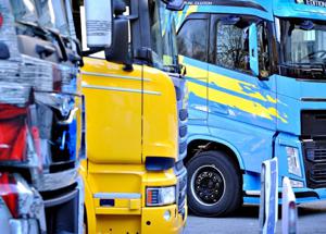 Mercato veicoli commerciali UE in crisi: -13% furgoni e -15% camion nel H1 2025