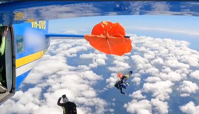 Paracadutista trascinato dall’aereo: il video dell’incidente è impressionante. Poi il gesto che lo salva