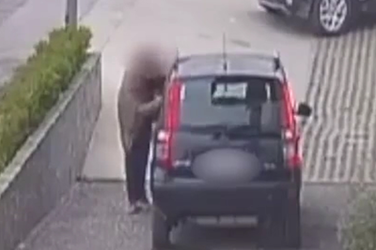 donna assalita dall ex fidanzato mentre 232 in auto lui si aggrappa alla macchina e video da Affaritaliani.it donna assalita dall ex fidanzato mentre 232 in auto lui si aggrappa alla macchina e video