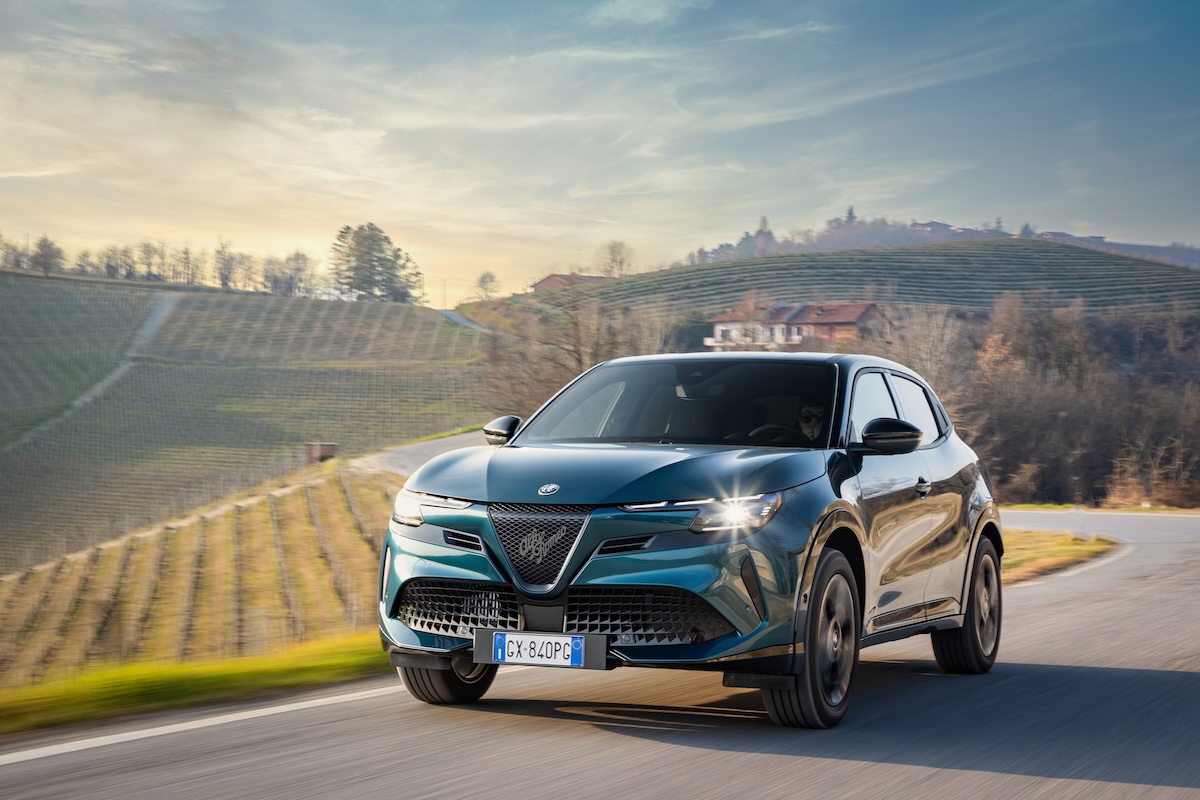Alfa Romeo Junior MY26: ibrida Q4, elettrica e allestimenti su misura