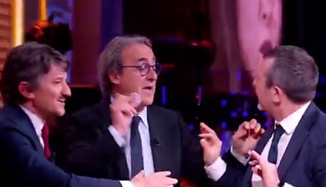 Angelo Bonelli provoca Delmastro e gli regala la spilla “ICE Out”: gelo a Realpolitik