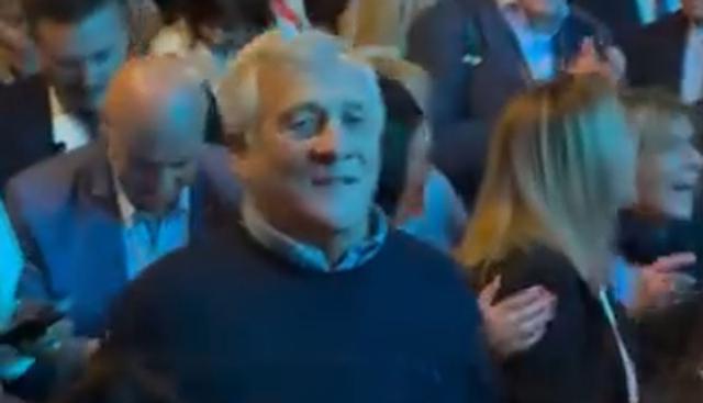 Tajani si toglie i vestiti di vicepremier e ministro e canta e balla 'Libertà' insieme a Mogol