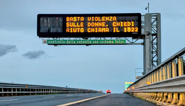 Autostrade per lâ€™Italia accende i PMV contro la violenza di genere