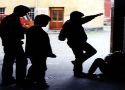 "O versi 100 € o uccidiamo tuo figlio". Ora le baby gang rapiscono e chiedono il riscatto