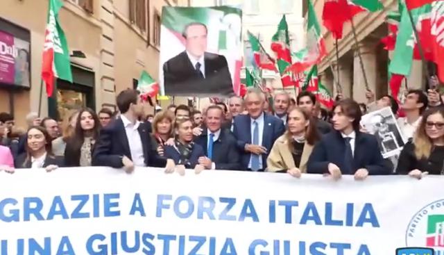 Riforma della Giustizia passa al Senato, Forza Italia festeggia in piazza con la gigantografia di Berlusconi