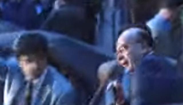 Anniversario della morte di Bettino Craxi, ecco quando la folla gli lanciò addosso delle monetine all'uscita dell'hotel Raphael