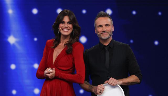 Dalla strada al palco, anche in replica, piace al pubblico di Rai1 e vince. Il calcio di Canale 5 si prende l'altra metà della mela