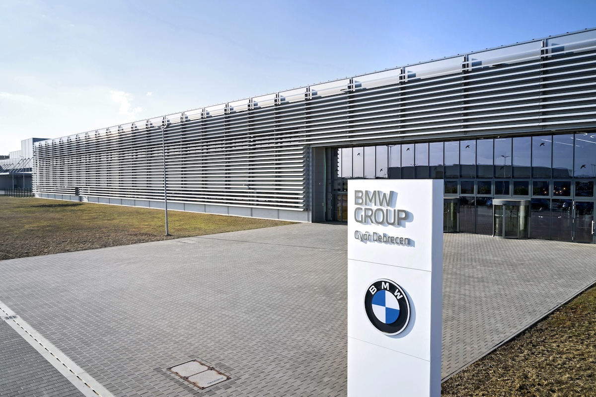 BMW iX3, materiali riciclati e fabbrica green per la sostenibilità