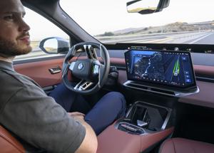 BMW iX3 al CES 2026: l'assistente IA rivoluziona la guida