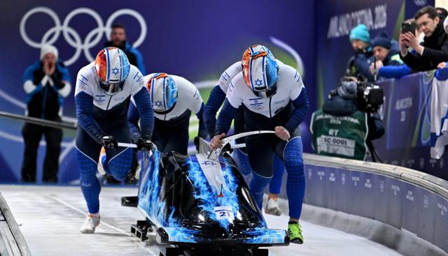 Milano-Cortina, clamorosa gaffe in diretta della Rai. Nel bob a quattro il fuorionda: "Evitiamo l'equipaggio 21 che è israeliano"