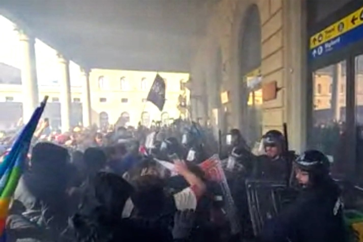 Bologna nel caos, scontri alla stazione tra polizia e manifestanti pro Pal. VIDEO