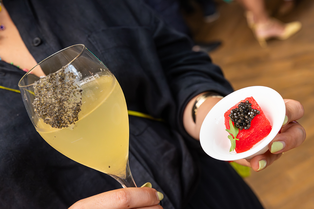 https://www.affaritaliani.it/static/upl2025/calv/calvisius---drink_caviar75-e-finger-di-anguria-marinata-e-caviale-calvisius17.jpg