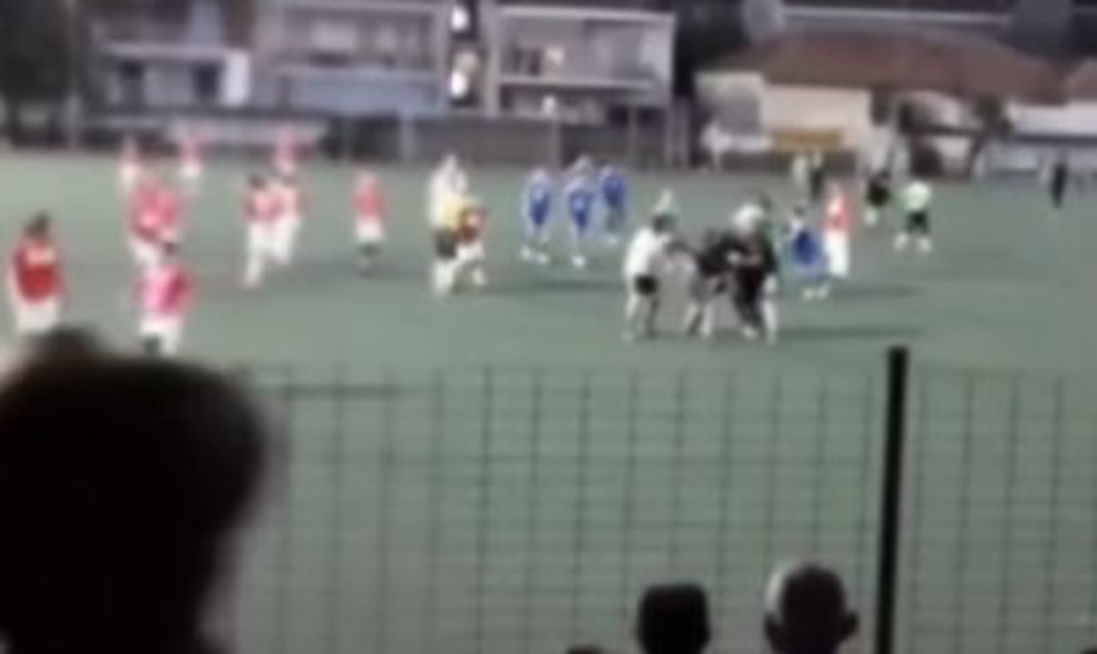 Papà aggredisce l'avversario 13enne del figlio, il video completo della rissa in campo