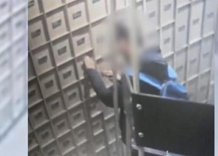 Ladro maldestro entra nel caveau di una banca ma resta bloccato fino all’alba: salvato dai vigili del fuoco (e arrestato)