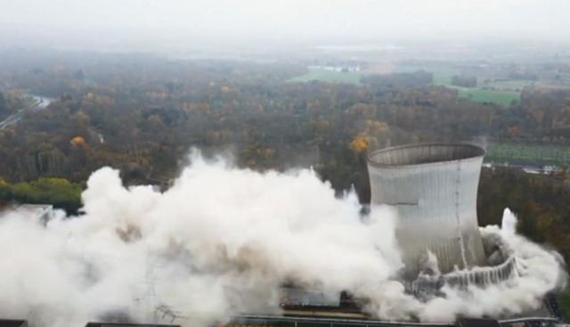 Baviera, demolite le torri della centrale di Gundremmingen: il video del crollo fa il giro del mondo