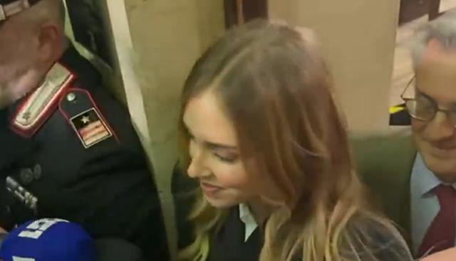 Chiara Ferragni prosciolta, l'influencer risponde alle domande e lascia il tribunale. VIDEO