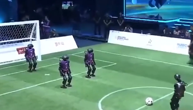 Cina, prima partita di calcio tra robot umanoidi. Il futuro dello sport passa per l'IA