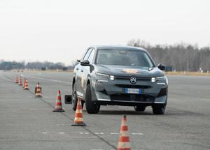 C5 Aircross sfida le finaliste Car Of The Year 2026 sulla pista di Balocco