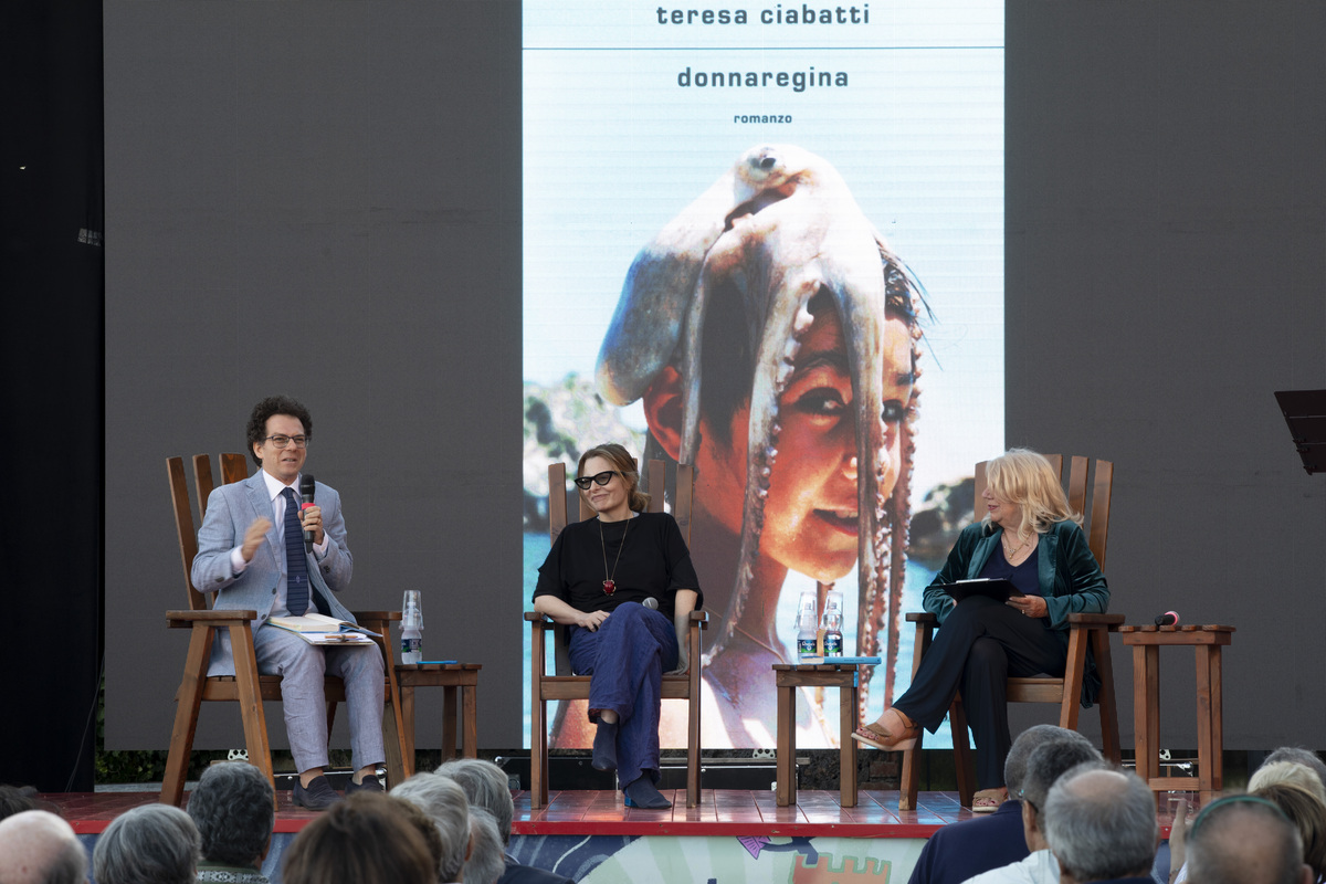 Capalbio, l'incontro per Donnaregina di Teresa Ciabatti (Credit: Flavia Cortonicchi) Capalbio, l'incontro per Donnaregina di Teresa Ciabatti (Credit: Flavia Cortonicchi)