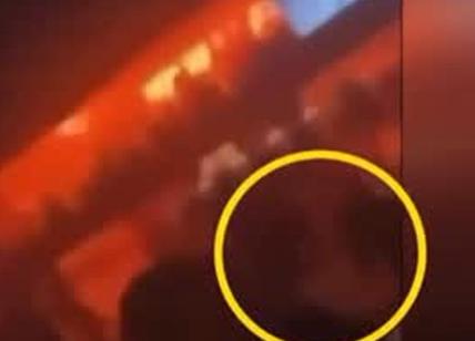 Crans-Montana, le immagini che incastrano Jessica Moretti: lascia il locale mentre divampa il rogo