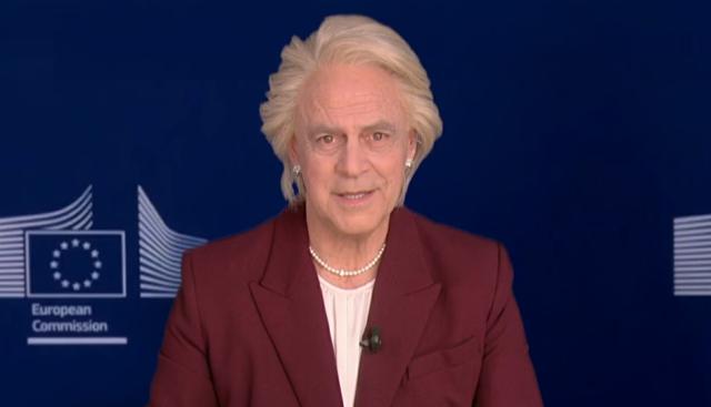 Crozza – Von der Leyen e la politica del “poi vediamo”