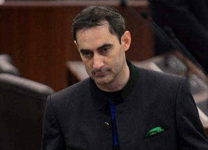 "Alla Camera riecheggia la parola 'fica'". "Governo penetrante". Retroscena inediti (e irriverenti) sulla vita a Montecitorio