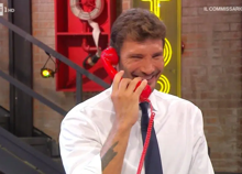 La Ruota della Fortuna invade Affari Tuoi, ma Stefano De Martino se la ride: "Salutiamo i nostri dirimpettai"