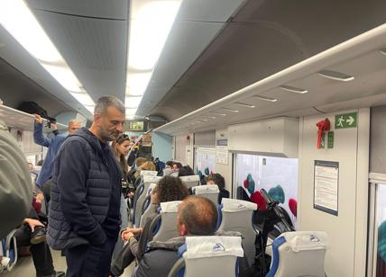 Elezioni Regionali, Decaro con i pendolari su un treno locale
