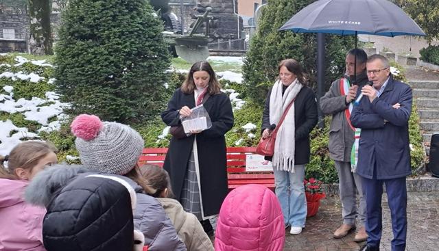 Ivan Rota a Palazzago per l'inaugurazione della panchina rossa