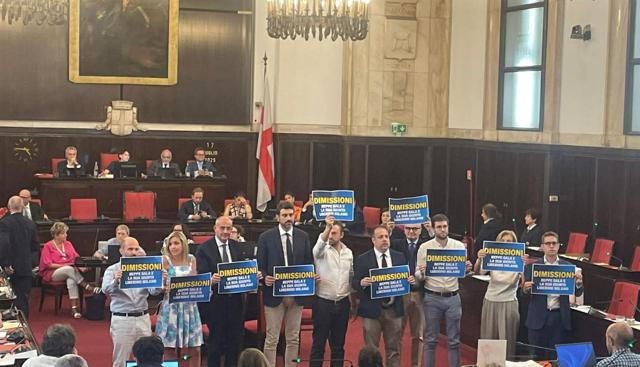 La protesta delle opposizioni a Palazzo Marino