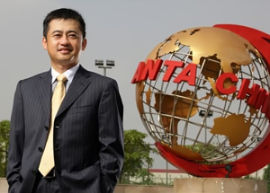 Manager/ Chi è Ding Shizhong, il miliardario cinese che ha acquistato il 29% di Puma: un'operazione da 1,5 miliardi di euro