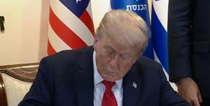 Donald Trump firma accordi di pace