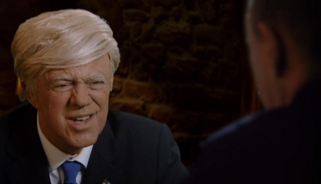 Crozza e la crisi europea: Trump e Putin sugli affari del gas, Ursula serve caffè freddi