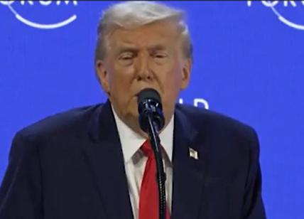 Trump burlone, la battuta a Davos sulla Groenlandia: "Volete che dica qualcosa?". VIDEO