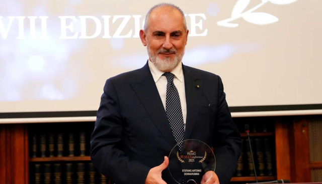 Gruppo FS, ricevuto dall’Amministratore Delegato e Direttore Generale Donnarumma il Premio Italia Informa