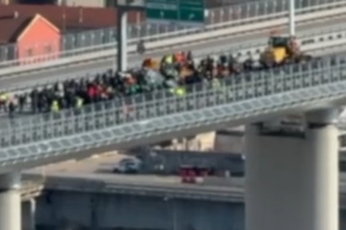 Ex Ilva, Genova si ferma: operai bloccano l’A10 e sfilano sul Ponte San Giorgio