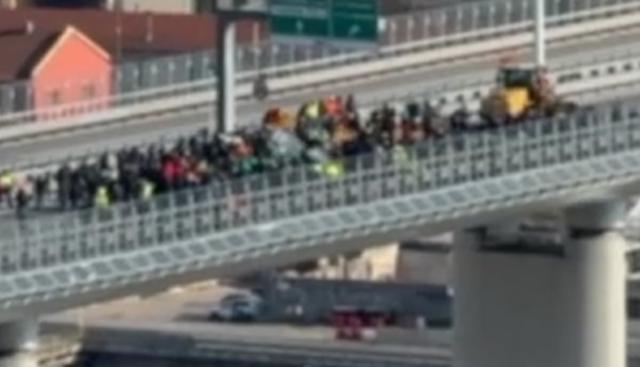 Ex Ilva, Genova si ferma: operai bloccano l’A10 e sfilano sul Ponte San Giorgio