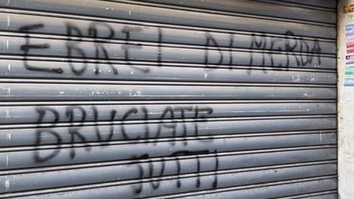 ebrei di merda bruciate tutti scritta choc sulla serranda di un panificio kosher a roma