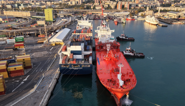 Edison e CMA CGM: realizzato a Trieste il primo bunkeraggio di GNL a una portacontainer in Italia