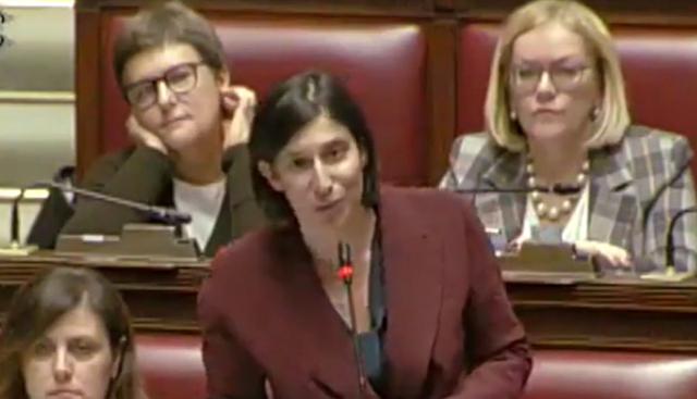 Schlein in Aula legge letterina di Natale a Giorgia Meloni: “Realtà italiani sempre più dura